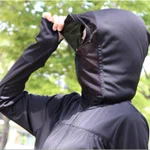 顔まで閉まるUVパーカー!怪しいけど効果抜群？!