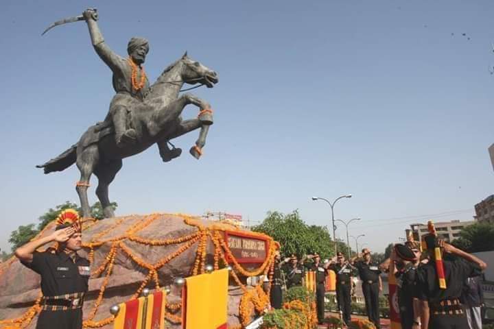 ThYash40286708's tweet photo. यह राजपुताना मंदिर है , हर क्षत्रिय इसका पुजारी है ।
जीवन का मोह करें कायर ,यहाँ मृत्यु हमसे हारी है ।
#JorawarSinghChandel
#जनरल_जोरावरसिंह_कलहुरिया https://t.co/HVpUDktWuP