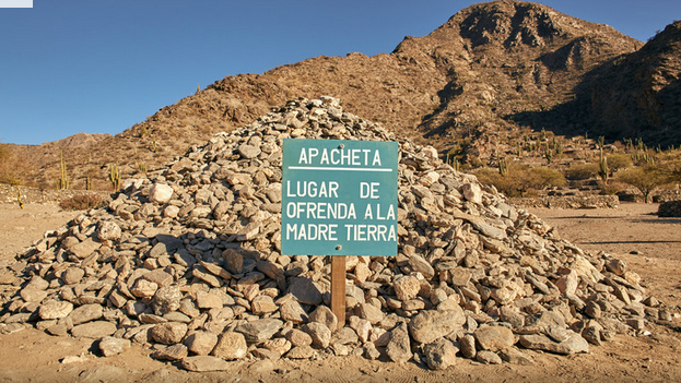 ARQUITECTURAYS1's tweet photo. le dedicaban en las orillas de los caminos las denominadas apachetas. Se trataba de una acumulación de piedras que los viajeros iban depositando para que la diosa los protegiera en su camino. https://t.co/bsj6t5U9bs