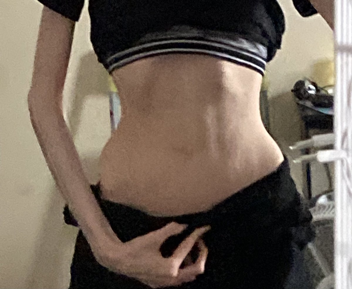 Cleohateskcals's tweet photo. ok but #edtwt do i look fat or what? I genuinely wanna know ? #bodycheck https://t.co/wnr0MF5Ypi