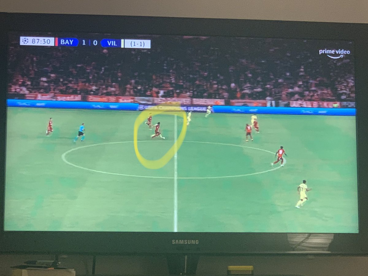 PaulNehf's tweet photo. 5. Und warum schmeißt Coman nicht sich und alles, was er hat, in den Zweikampf?  #FCBVIL #UCL https://t.co/QUvfL9fugB