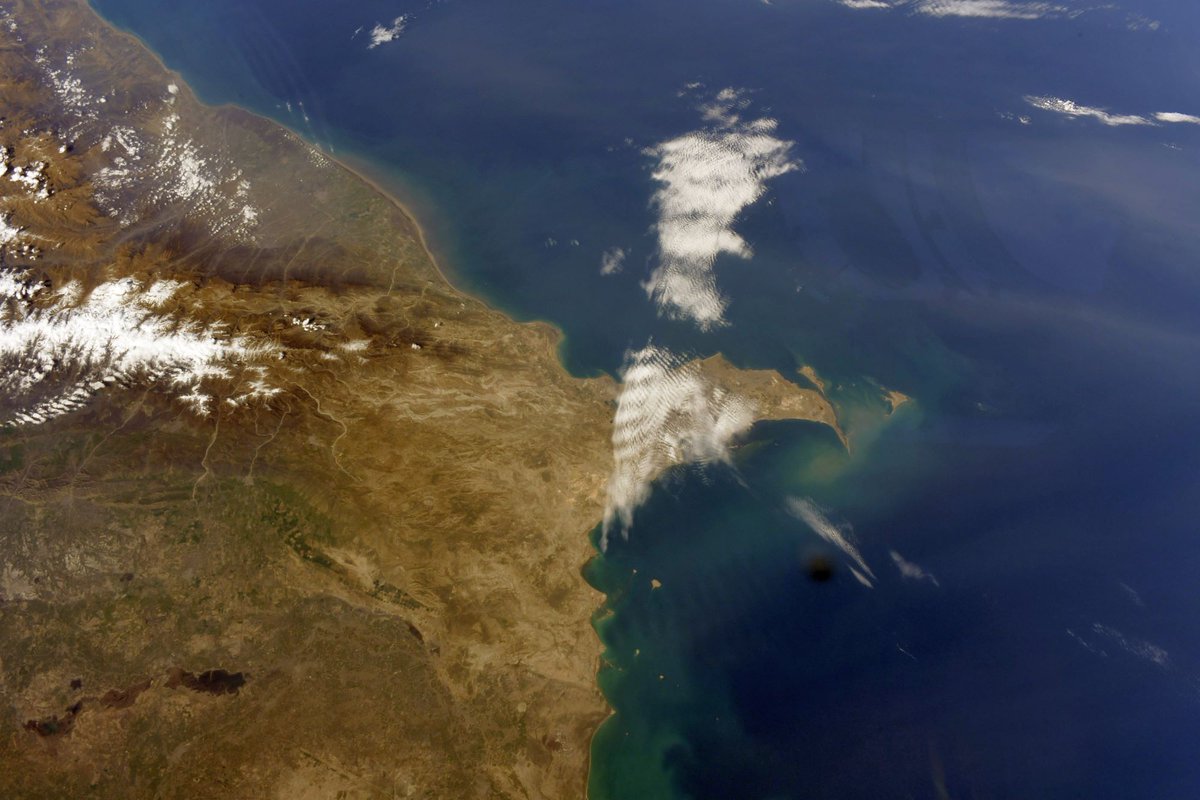 livearthjp's tweet photo. [Earthview Wonders] No.1526: #Baku, the capital of #Azerbaijan on the west coast of #CaspianSea. Baku with 2 million population is the largest city on the Caspian Sea and of the #Caucasus region. It is located on the southern shore of the #AbsheronPeninsula. https://t.co/3c8r2V3inA