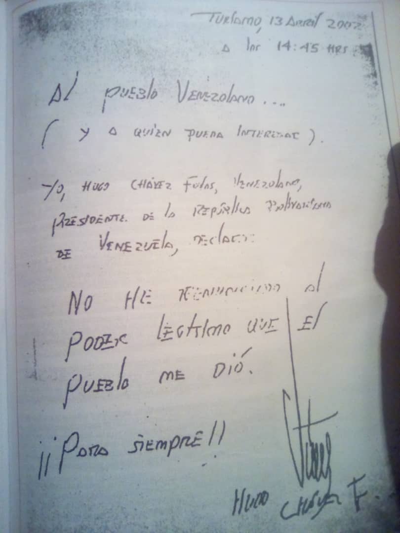 wisely_alvarez's tweet photo. Hace 20 años se gestó golpe de estado contra la democracia constitucional y contra el comandante Chávez, pero también hace 20 años como pueblo venezolano demostramos una vez más que somos valientes y defendimos la voluntad popular. 
#20AbrilesDeLealtad 
(1/2) https://t.co/nwLO2E81vN