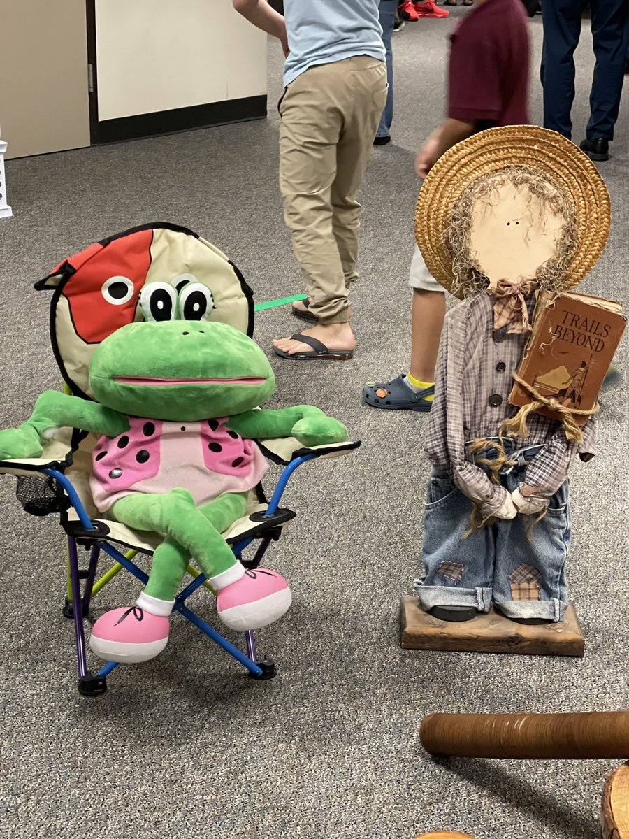 PrincipalArchie's tweet photo. We had a couple of friends try to enroll in PreK! Don’t let them take your spot! ENROLL TODAY! #PREKROUNDUP @ChancellorComet 💫 https://t.co/URj2KSaCQb