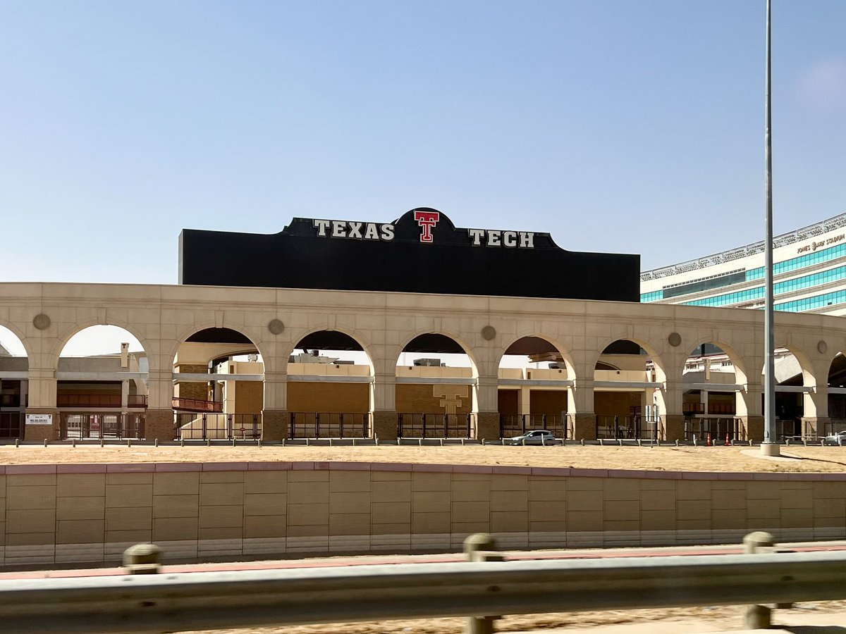 Productive roundtable event with business owners in #Lubbock today. Got to see some familiar and new faces as we discussed alcohol regulation in Texas. Thanks to <a href="/TexasTech/">Texas Tech University</a> for providing a great venue. But also #HookEm 🤘🏼