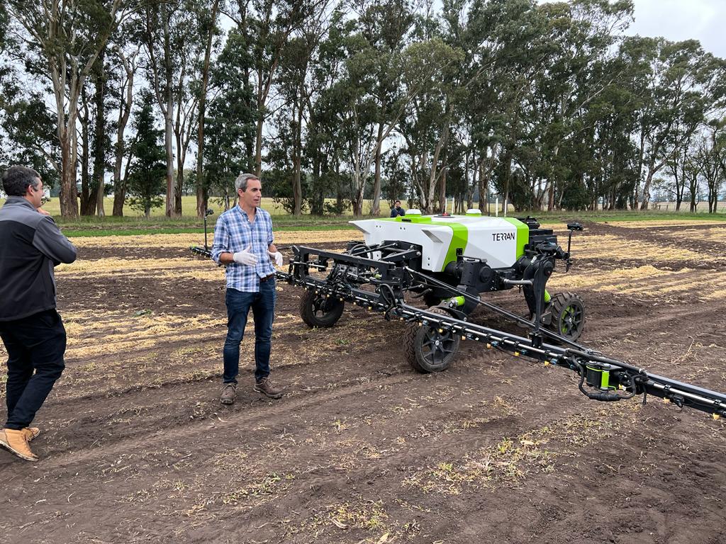 esmangrullo's tweet image. Para la gente que no está en contacto con el campo y todavía se creen que es una actividad básica y primitiva, acá en la #PrimerJornadaAgtech en @fcabalcarce presentando el robot autónomo Terran de @PlantiumAG 
El futuro llegó hace rato🇦🇷🧠🌱