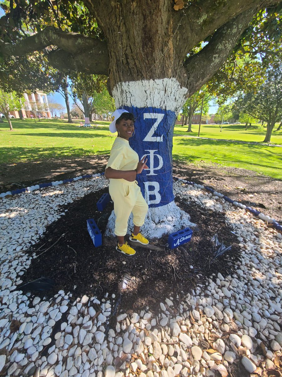 EDIBLU's tweet image. Doooo yoooooo knoooowwww what toooo daaaayyyy issss????

It's my ZETAversary!!! Happy So Sweet 16 to S.W.E.E.T. 16!!!

#OldHeadStatus
#MadeBeneathTheShade
#ZetaChapter
#RIHDeuce 😇💙
