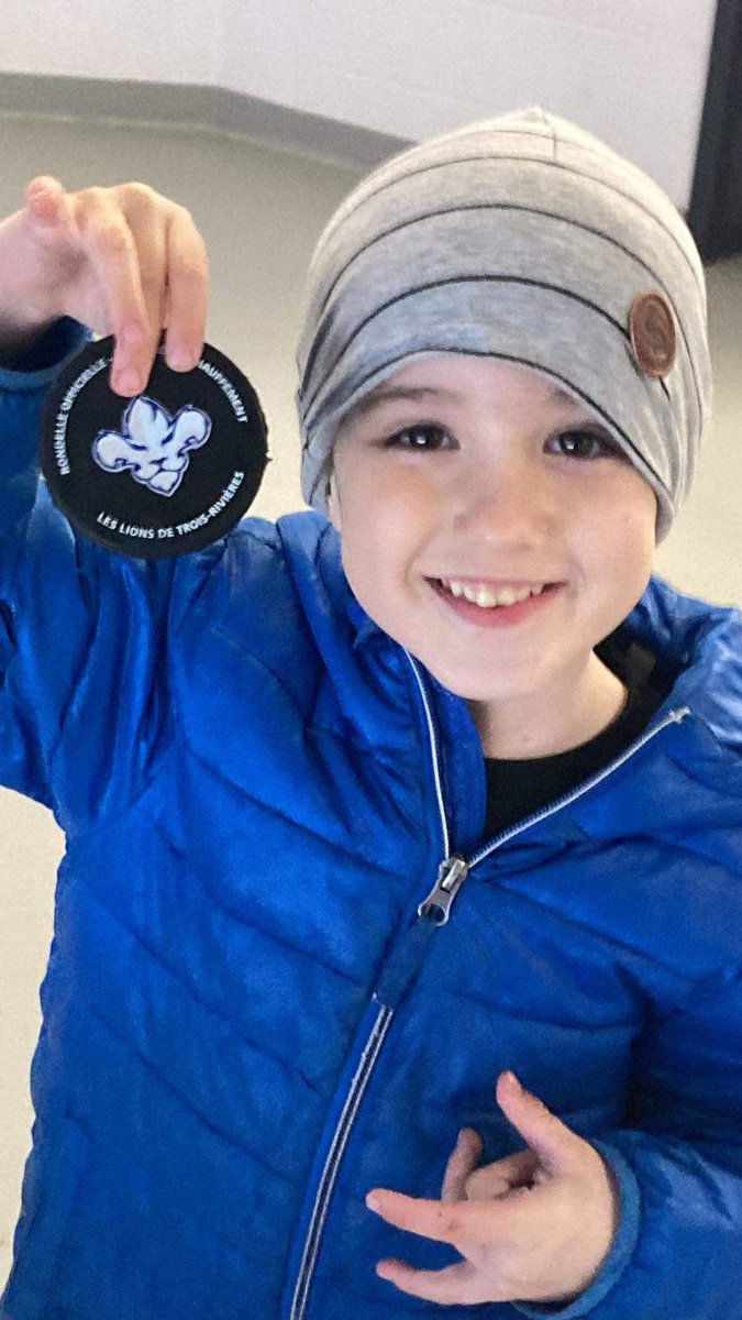 Mon premier match, ma première rondelle 🏒 Merci Mathieu Gagnon 😄  <a href="/Lions3r/">Lions de Trois-Rivières</a>  #Lions3R