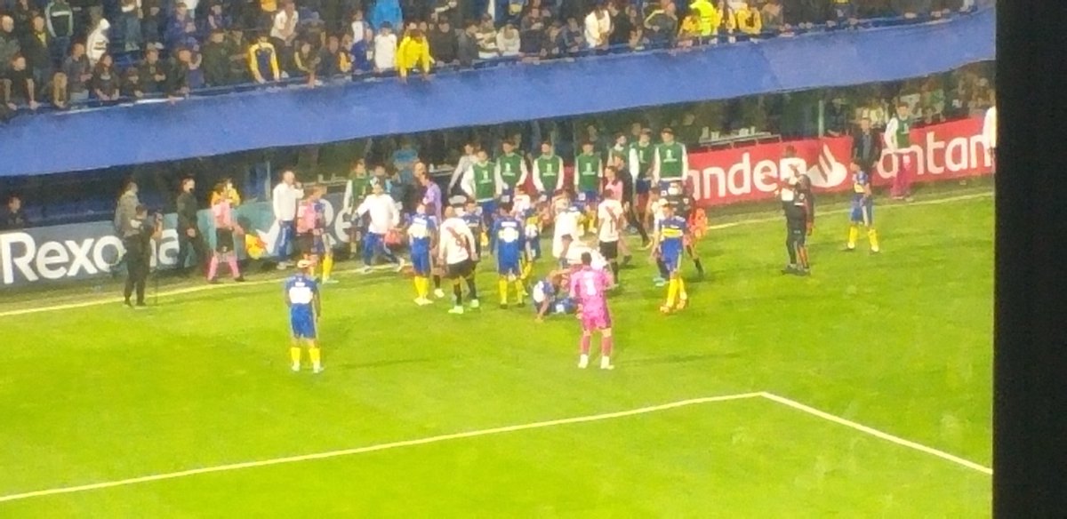 bocanet12's tweet photo. ⌚'43PT - ¡EXPULSADO RAMALLO! Por una patada en la cara de Fabra, el 8 visitante vio la roja y deja con 10 a #AllwaysReady . #VamosBoca 💙💛💙 https://t.co/JppPFfAdOe