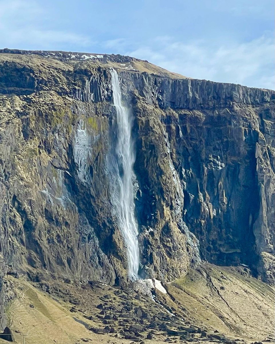 SciencebytheSea's tweet photo. #iceland abounds in #waterfalls, #mountains, #glaciers , #volcanicterrain , and #icebergs ! https://t.co/8qDqve91OH