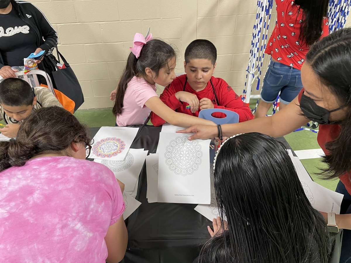 MooreCounselor's tweet photo. Sensory Slime &amp; Mandalas Station!! Social &amp; Emotional Wellness!! @Counseling_AISD @AldineISD #WellnessNight @GoodmanES_AISD #CounselorCorner @GoodmanES_AISD https://t.co/ZXoRXIUnY7