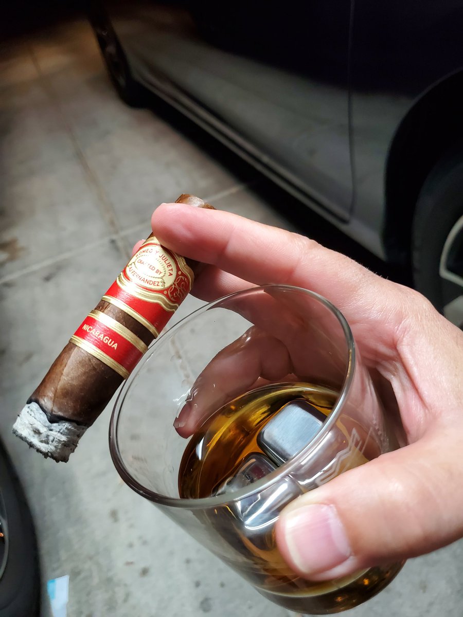 SilverZaddy's tweet photo. Whiskey and a Stick. #cigar #whiskey #cigarmafia #romeoyjulieta https://t.co/UnxiSc6qUd