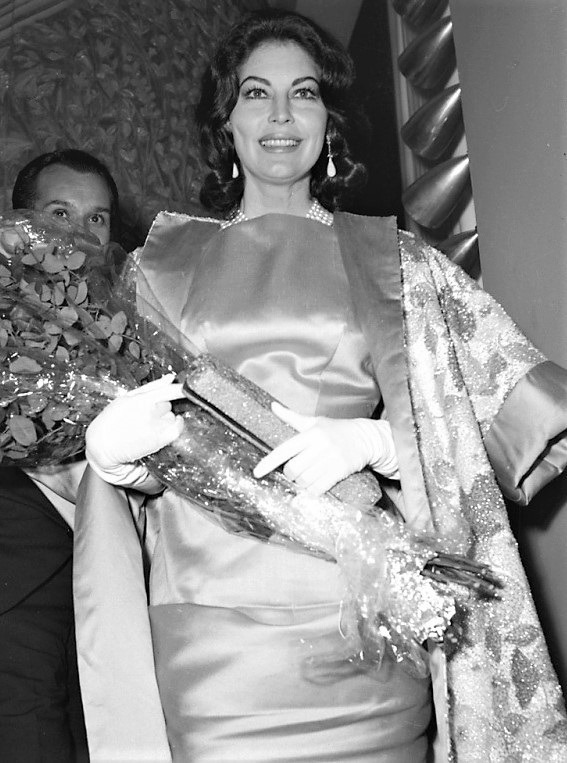CrystalRoca's tweet photo. gatabella:

Ava Gardner at the premiere of On the Beach, 1959 https://t.co/WxnTzYw69l