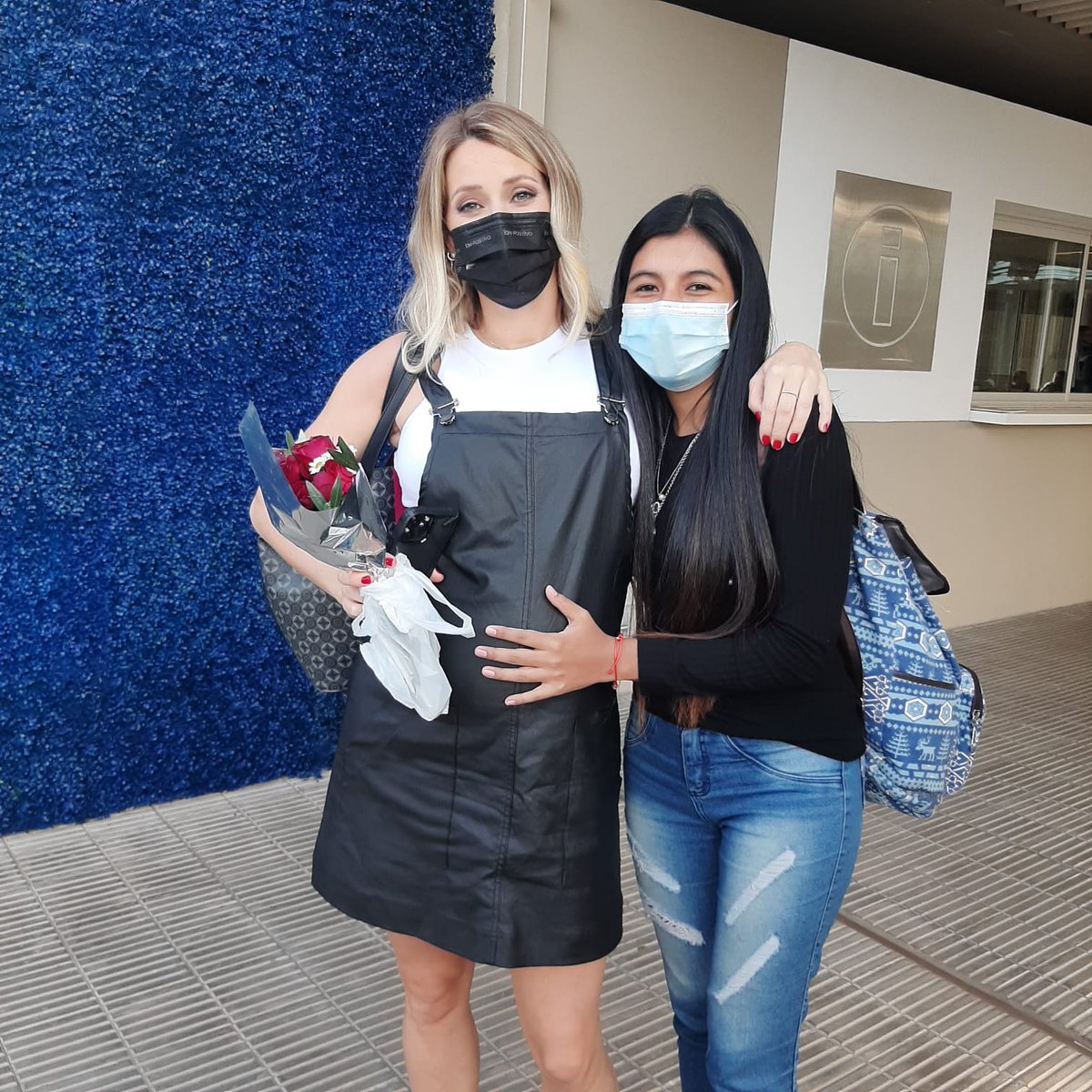 Miluzviciconte's tweet photo. Me quiero tatuar estas fotos. Cuanto la quiero ☺ la foto q estamos abrazadas y Luca entre medio jajaja y la otra foto dude si taparme la cara pero ya me vieron q vergüenza jajajaja 🤣 🤣 🤣 🤣 🤣 https://t.co/e6RGxtd44w
