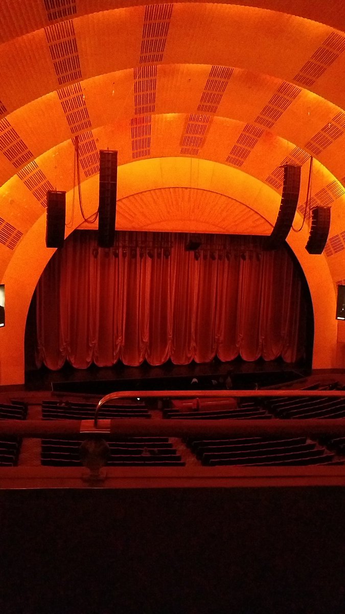 MeTheVintageOne's tweet photo. At @RadioCity for @aha_com with @NeonRocketship such a gorgeous venue with seriously comfy seats.  #datenight #Radiocity #nyc https://t.co/kdpznVFXJR
