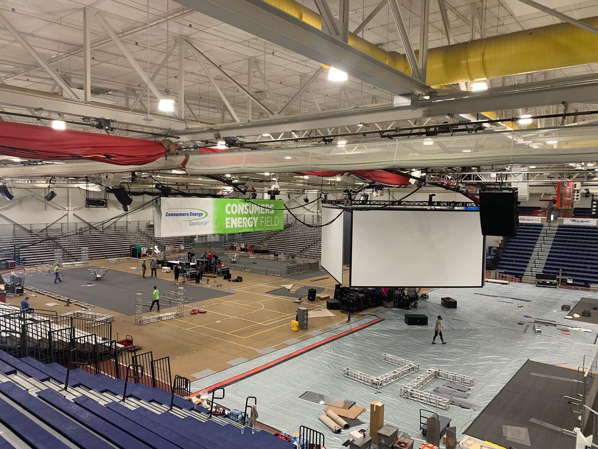 Freeland_5166's tweet photo. States draw ever closer, so it’s important that the team helps set up the event so everything can run smoothly
#FirstRoboticsCompetition #FRC #Robotics #FIRST #FirstRobotics #RapidReact #FRC2022 #RapidReact2022 #FirstInMichigan #Michigan https://t.co/rlhO7SpOTA