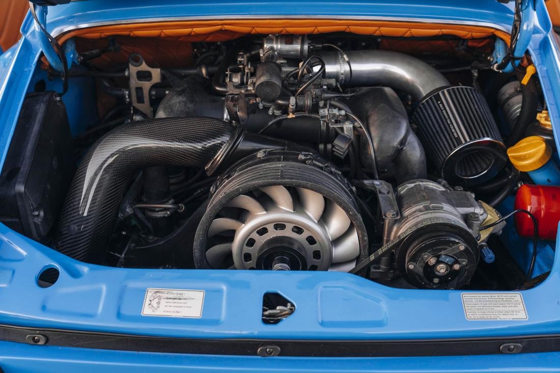 UltimativCars's tweet photo. #Webbs3CC
#SingerVehicles from #California🇺🇸 is specialized into "restomoding" elder #Porsche 911s w/ technology of newer ones.
This 1991 964 #Carrera2 got 993-/996-parts to become the #Singer #Backdate; est. at AUS$220-240k, it's been sold at AUS$242k | $179,500 | 165.000 €. https://t.co/nvzzvncSvI