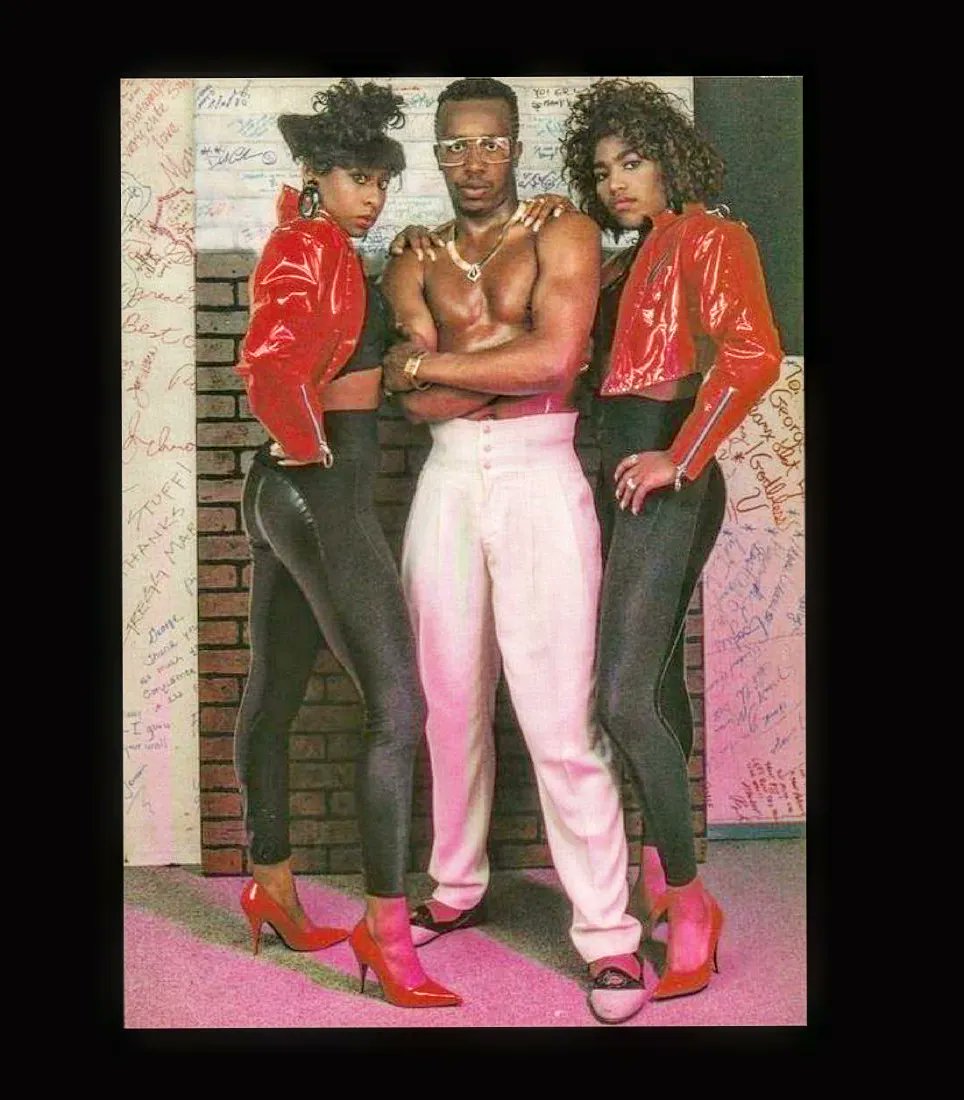 absolutelyChike's tweet photo. Remember when @MCHammer introduced us to the hit female rap group #OAKTOWN357? I caught up w/ @SweetLD357 & she is my next guest on #ConversationsWithChikeEvans. We're on #IGLive Friday @ 2pm EST. Tune in! #SweetLD #ChikeEvans #artmatters #greatartinspires https://t.co/nrbOnxUlgZ https://t.co/tH78FpuNdF