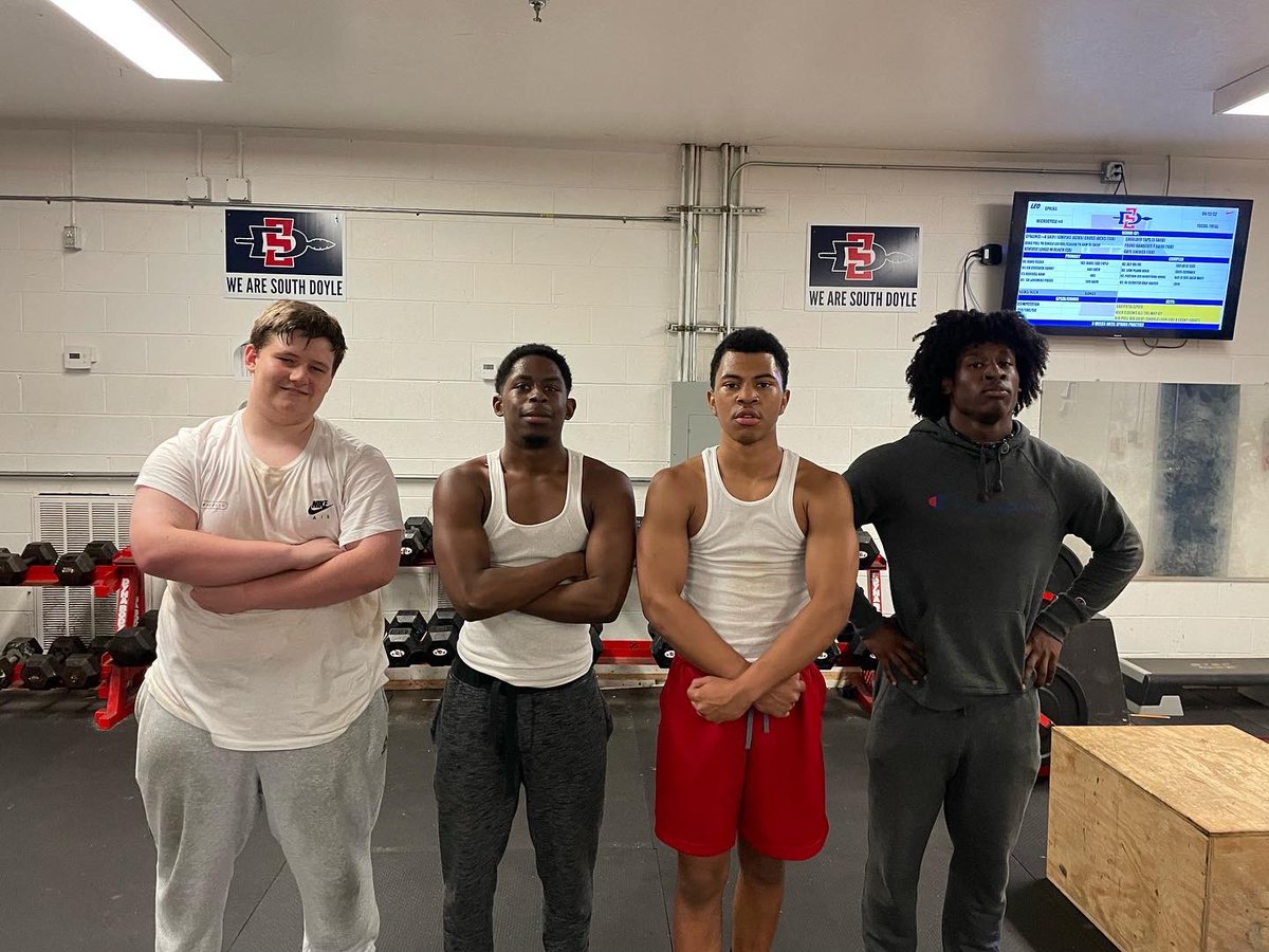 SouthDoyleKeeFB's tweet photo. These dudes WORKED for the W on #CompetitionTuesday today. #LEO https://t.co/4aPV4rotRY