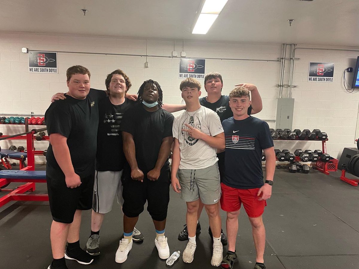 SouthDoyleKeeFB's tweet photo. These dudes WORKED for the W on #CompetitionTuesday today. #LEO https://t.co/4aPV4rotRY