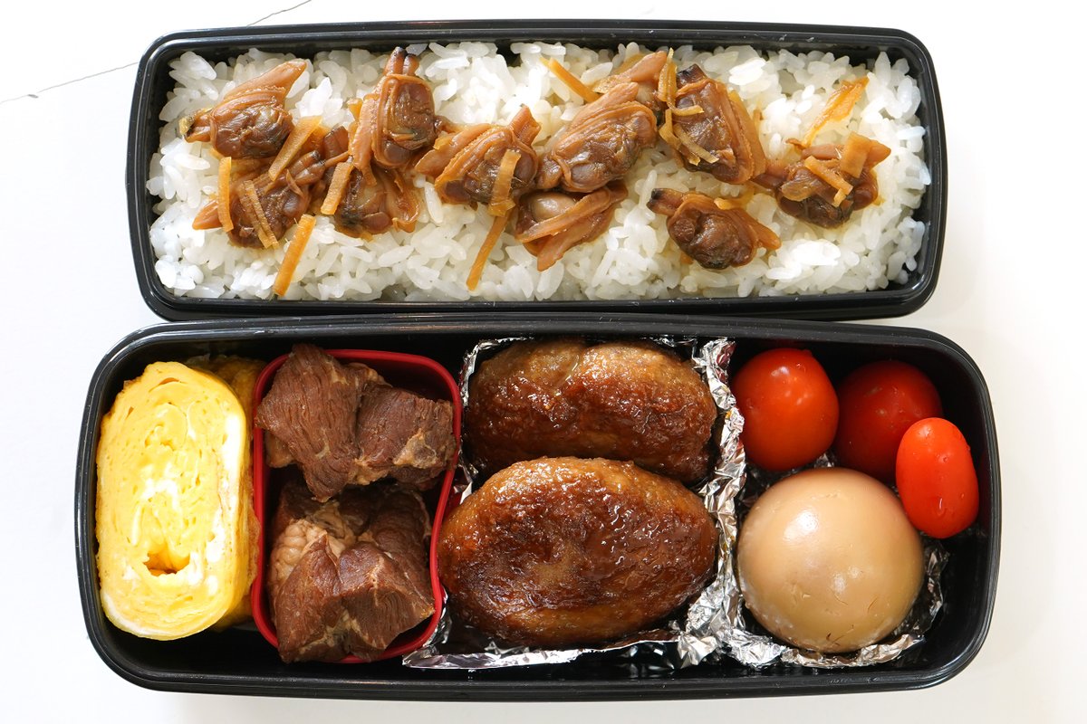 ChairoiBento's tweet photo. 【手抜き弁当ですが何か？】＜２年生＞028
■中学男子の弁���を親父が可能な限り作る■
新学期も始まりついに今日から弁当再開。
春休みが絡むと１ヶ月開くということが分かった。半日授業も作り手は楽じゃない。今日は早速肉まみれに。
#お弁当 #手抜き #中学男子 #アサリの佃煮 #ハンバーグ #豚の角煮 https://t.co/X9e5vM1lQS