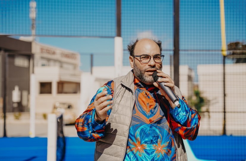 Vista se balancea en un tiovivo de colores
##actorslife #speakers #conduttore #animazione #showman #radiofonico #sport #caratteristaitaliano #regia #organizzazione #eventi #photography #nofilter #cinematography #filmography