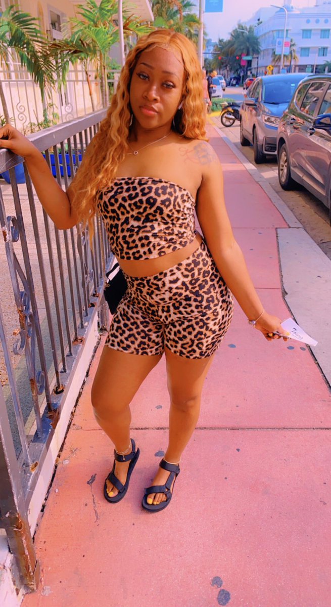 _asiahnicole's tweet photo. summer vibes in the 305 🌴✌🏾🌻 https://t.co/63WNS2Vzyz