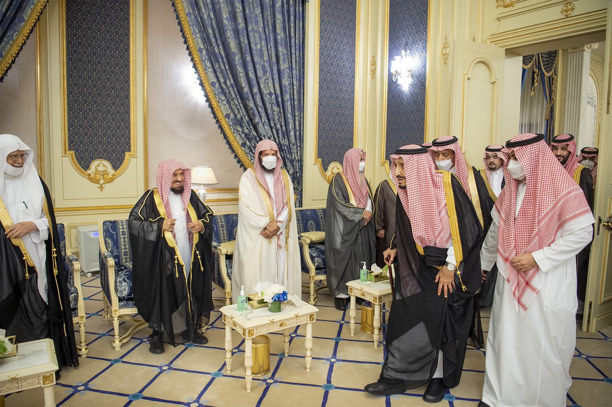 Bandaralgaloud's tweet photo. سيدي #خادم_الحرمين_الشريفين يستقبل أصحاب السمو والفضيلة والمعالي وجمعاً من المواطنين. https://t.co/XDMVHGkV2X