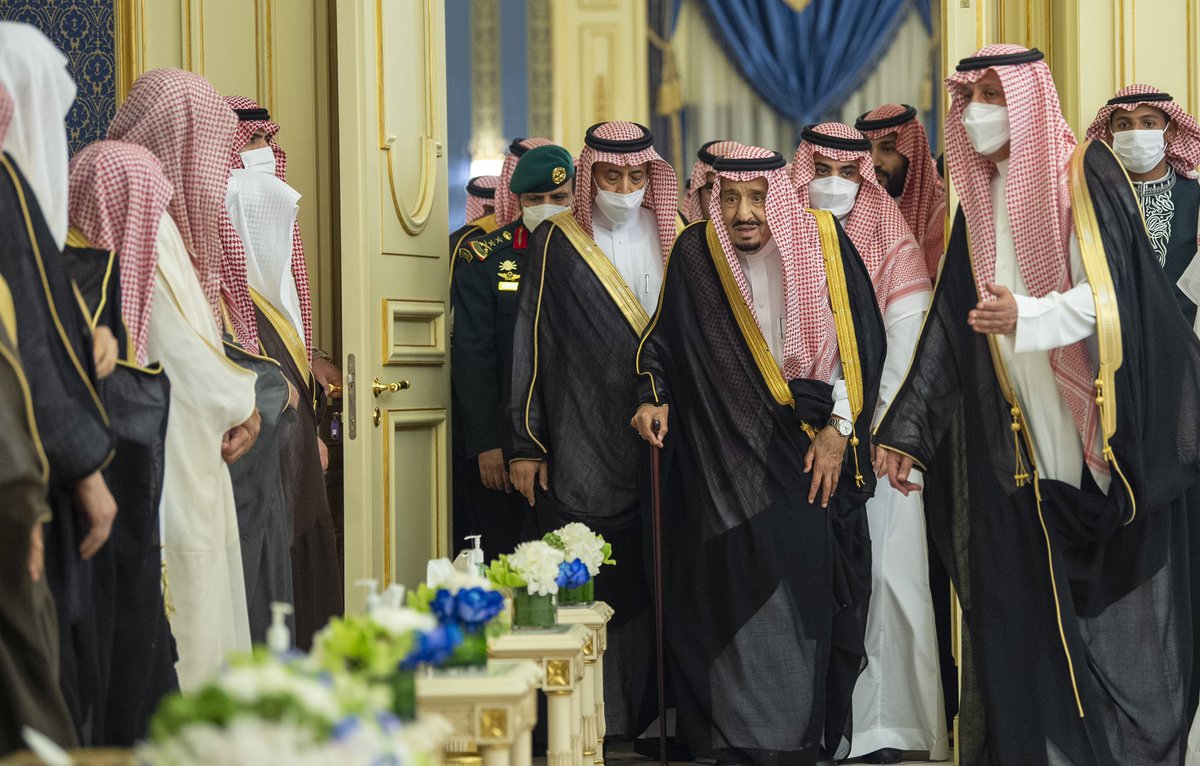 Bandaralgaloud's tweet photo. سيدي #خادم_الحرمين_الشريفين يستقبل أصحاب السمو والفضيلة والمعالي وجمعاً من المواطنين. https://t.co/XDMVHGkV2X