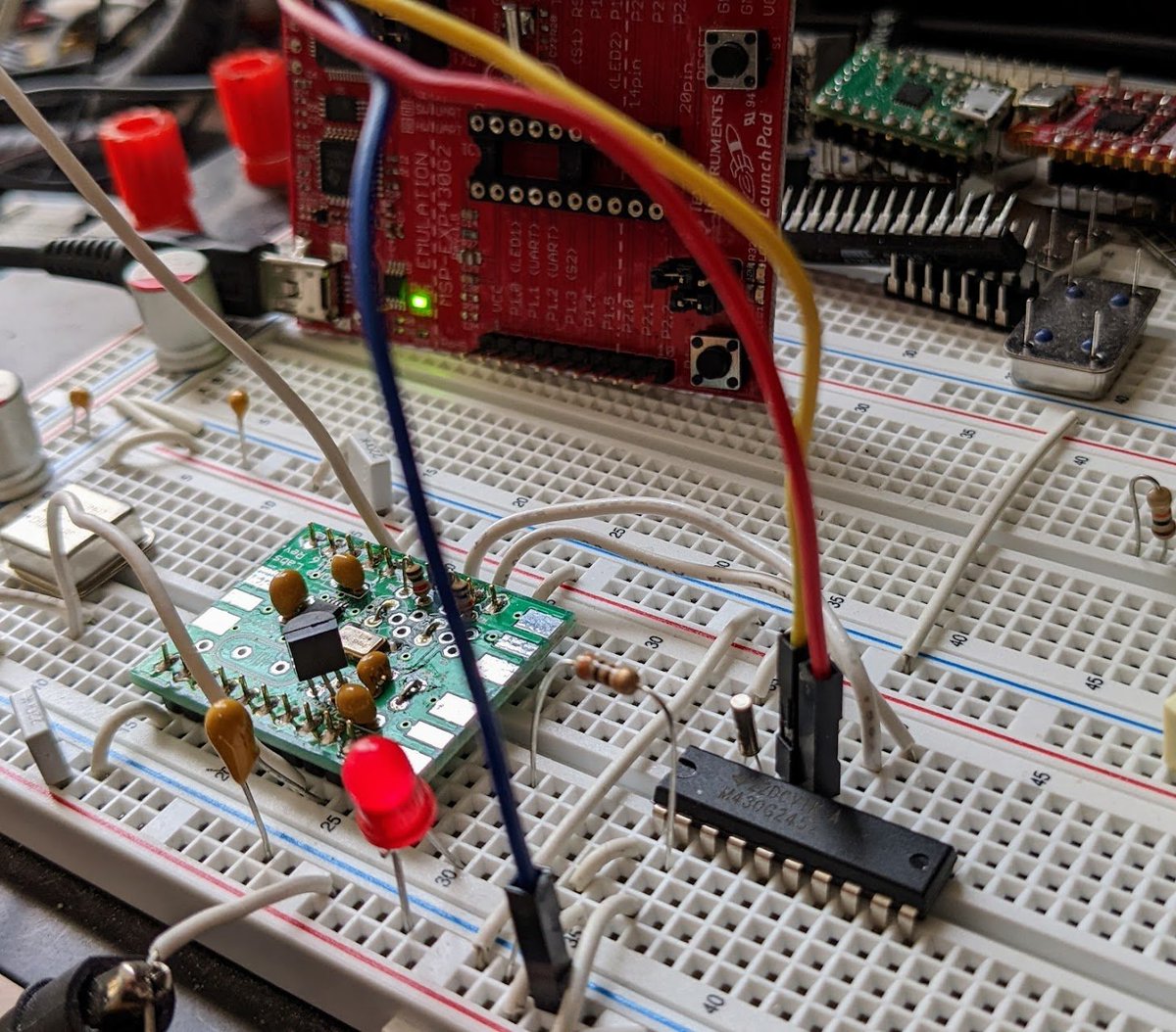 danak6jq's tweet photo. Tinkering on Sunday: wondered how hard it is to use the USI I2C mode in the @TXInstruments MSP430G2452s I have kicking around. Lashed the '2452 to a @qrplabs Si5351 and a LaunchPad and got it working. #ItWasHard #Make #MCU https://t.co/DZD6pxVmmO