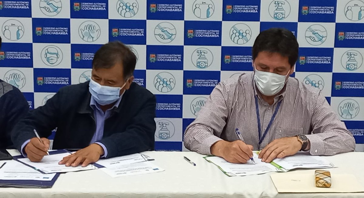 HSanchezOficial's tweet photo. Hoy firmamos un convenio entre el Fondo Nacional de Desarrollo Regional, FNDR y la Gobernación para garantizar un fideicomiso de más de 16 millones de bolivianos para la ejecución de proyectos de agua para riego en #Tiraque, #Omereque y #Raqaypampa.
#UnirTrabajarCrecer https://t.co/VrgsoMkilq