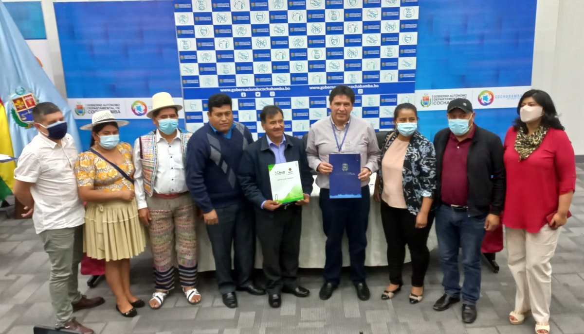 HSanchezOficial's tweet photo. Hoy firmamos un convenio entre el Fondo Nacional de Desarrollo Regional, FNDR y la Gobernación para garantizar un fideicomiso de más de 16 millones de bolivianos para la ejecución de proyectos de agua para riego en #Tiraque, #Omereque y #Raqaypampa.
#UnirTrabajarCrecer https://t.co/VrgsoMkilq