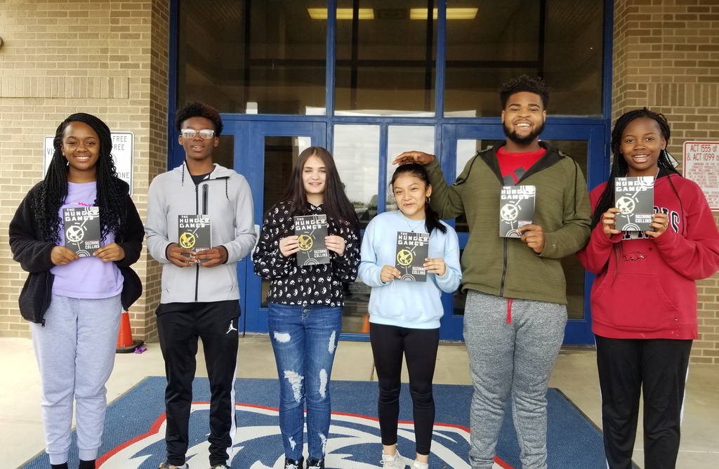 AHS_News's tweet photo. Winners of their own copy of The Hunger Games during First Chapter Fridays in English Classes are Aimee Alonso, Micalah Arnold, Matthew French (not pictured), Victoria Noorigian, Ayden Rutherford, Tristan Smith (not pictured), Nykkisson Wimberly, &amp; Autumn Young. Enjoy your book! https://t.co/eqRGQZHqgD