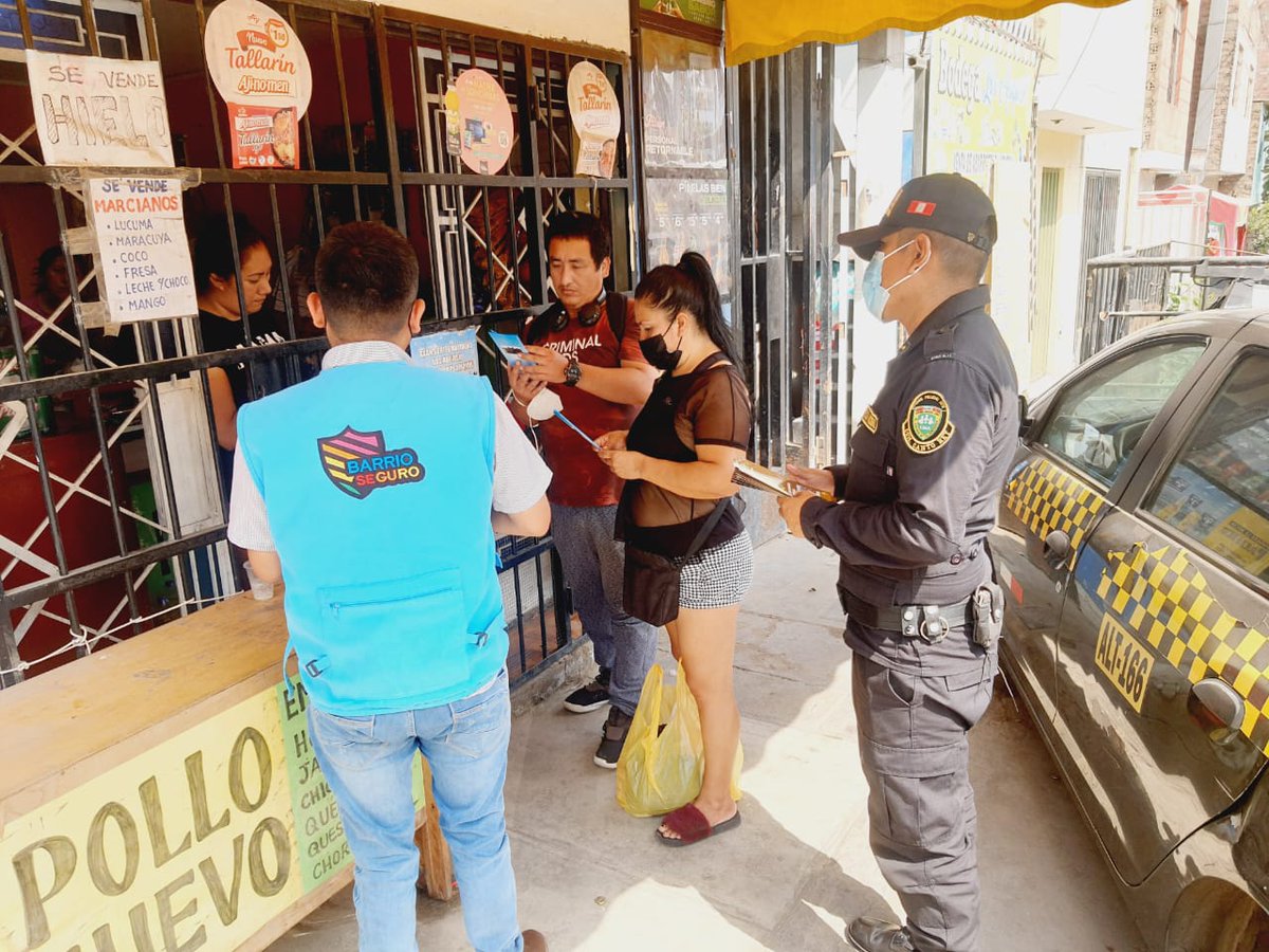 Barrio_Seguro's tweet photo. Con el objetivo de difundir📣el trabajo de #BarrioSeguro y para invitar a los vecinos a conformar una #JuntaVecinal, #BarrioSeguro Santa María #SJL y la Oficina de Participación Ciudadana @PoliciaPeru #CantoRey realizaron un tocapuertas ✊🏽🚪 en esa jurisdicción. https://t.co/OMvEGJWtGa