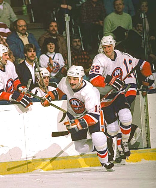 oldhockeycards's tweet photo. The first sign you’re about to get scored on.. #isles
#trottier #mikebossy https://t.co/yBORT9OznE