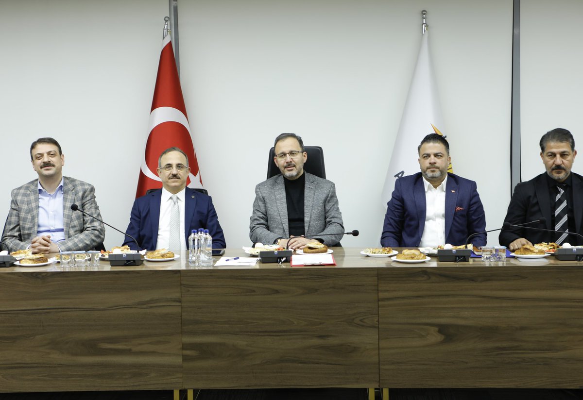 KSurekli's tweet photo. İzmir’imize teşrif eden Gençlik ve Spor Bakanımız Sn.@kasapoglu’nu İl Başkanlığımızda ağırladık. 
Sürpriz ziyaretleriyle Yürütme kurulu toplantımıza iştirak eden Sn. Bakanımıza teşekkür ediyor, çalışmalarında başarılar diliyorum. https://t.co/QAAVGCFkLU