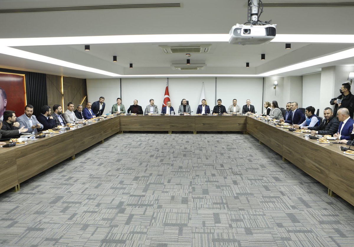 KSurekli's tweet photo. İzmir’imize teşrif eden Gençlik ve Spor Bakanımız Sn.@kasapoglu’nu İl Başkanlığımızda ağırladık. 
Sürpriz ziyaretleriyle Yürütme kurulu toplantımıza iştirak eden Sn. Bakanımıza teşekkür ediyor, çalışmalarında başarılar diliyorum. https://t.co/QAAVGCFkLU
