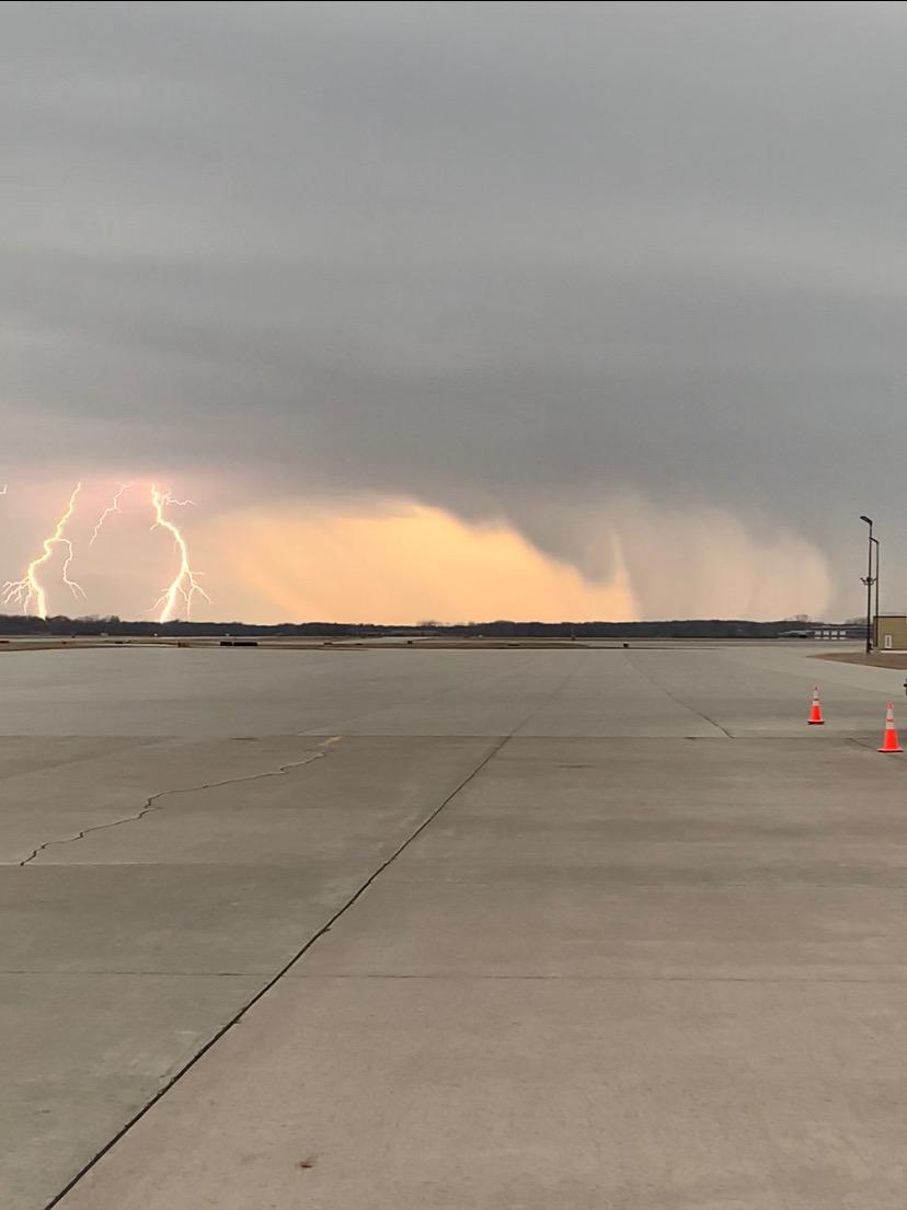 jetairgroup's tweet photo. As one of our first spring storms of the year rolls in, lineman Rick Young snapped this awesome shot. https://t.co/MCl4M6DrpB