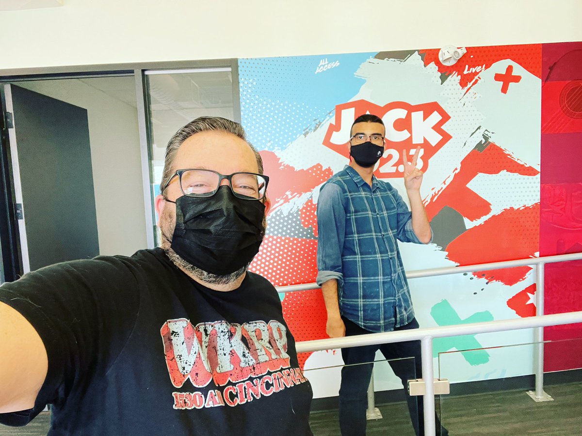 Finally got to meet my <a href="/fanshawecollege/">fanshawecollege</a> mentee Hussam from <a href="/RadioFC78/">Radio Broadcasting</a>!  Match made in radio heaven! #inspirementoring 🎙