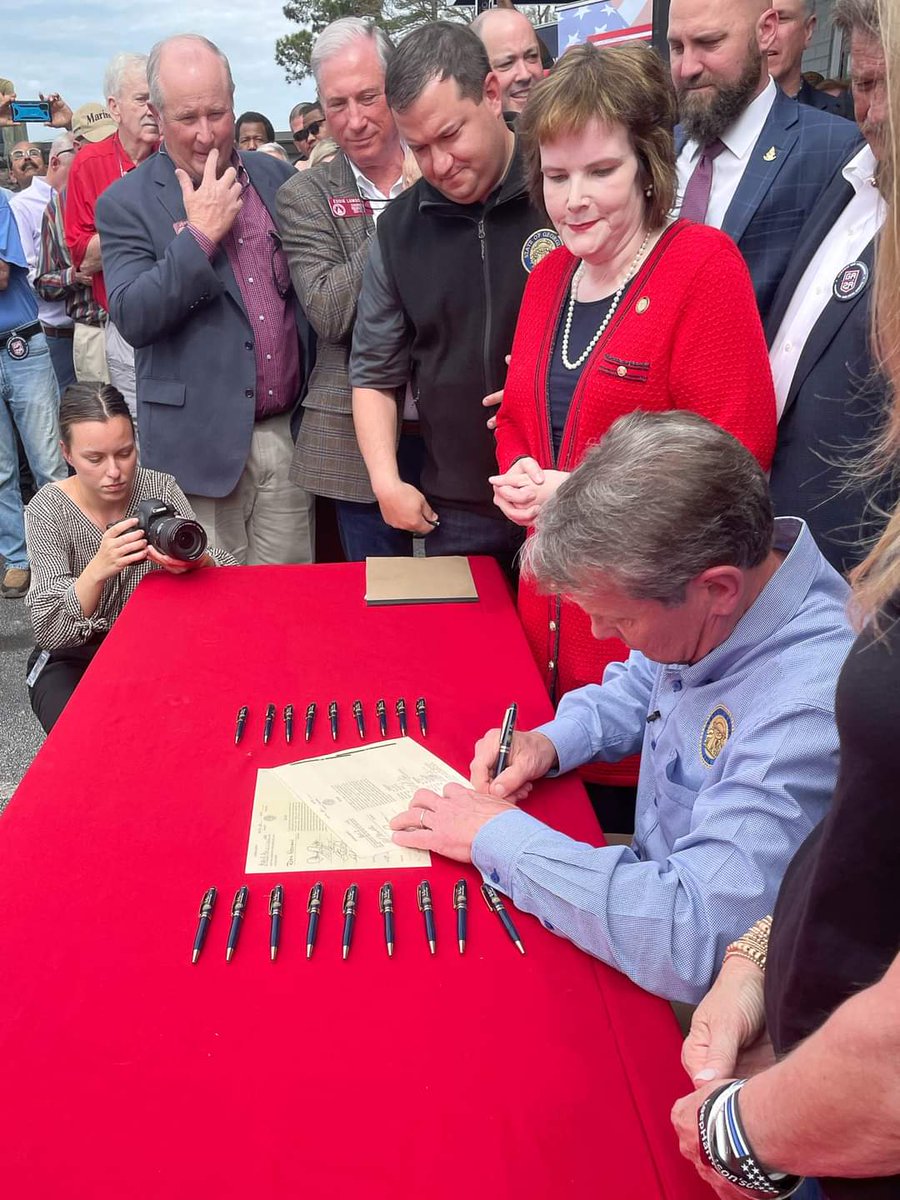 GA2Aorg's tweet image. We were honored to stand with Gov. Kemp, state lawmakers, &amp;amp; fellow 2A supporters today for the signing of #SB319. GA is now joining 24 other states that no longer require law-abiding Americans to secure a license to exercise their fundamental, 2nd Amendment Rights. #gapol