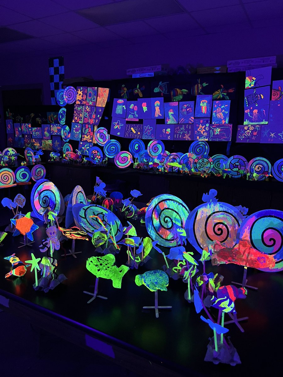kkeefe88's tweet photo. Hornets GLOWING at Hollibrook! @sbisdarts @SBISD @HBEhornets https://t.co/GDAQ9MABFK