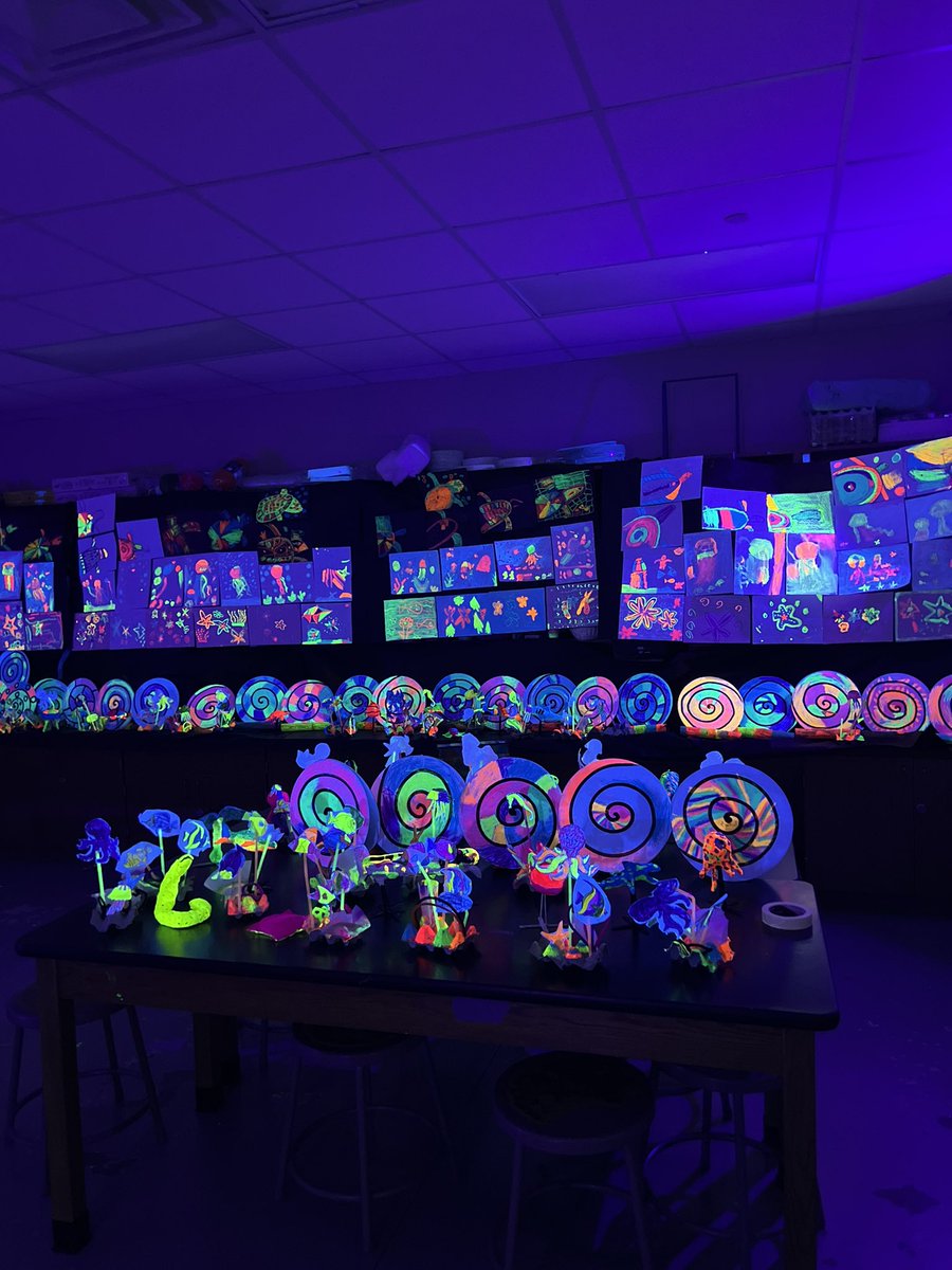 kkeefe88's tweet photo. Hornets GLOWING at Hollibrook! @sbisdarts @SBISD @HBEhornets https://t.co/GDAQ9MABFK