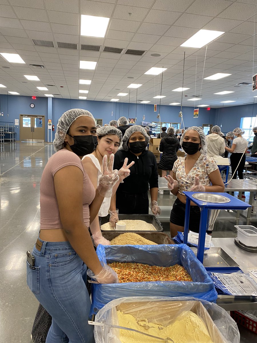 MrsGonzalezPHS1's tweet photo. Thanks for having us today Feed my starving children! Our newcomers had a blast and accomplished to pack over 15,000 meals for children in need all over the world! #phspirates #palatine #fmsc #youbelong  @fmsc_org https://t.co/oKdtLMjMWv
