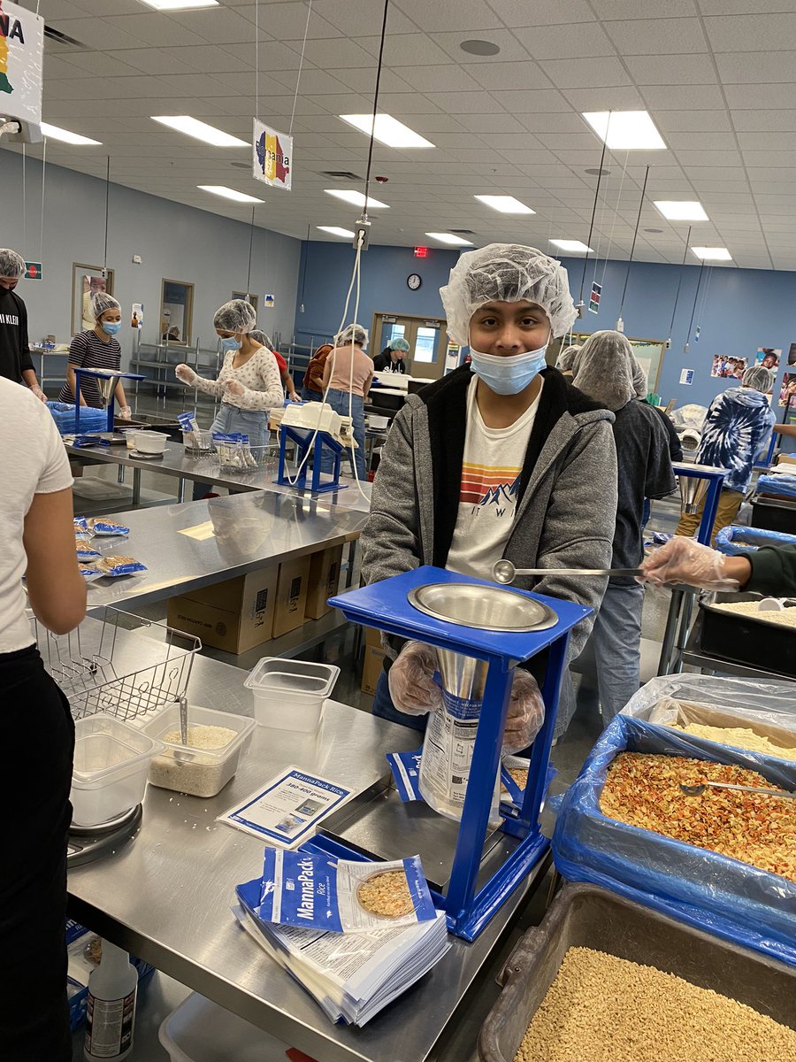 MrsGonzalezPHS1's tweet photo. Thanks for having us today Feed my starving children! Our newcomers had a blast and accomplished to pack over 15,000 meals for children in need all over the world! #phspirates #palatine #fmsc #youbelong  @fmsc_org https://t.co/oKdtLMjMWv