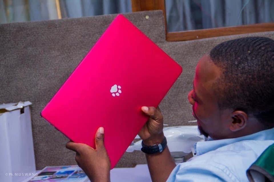 ZakMukendi's tweet photo. RDC- Technologie : Nous vous présentons « Leopad Nkita », le tout premier ordinateur congolais, œuvre de notre compatriote Reagen NGOTO et son équipe.
Toutes nos félicitations !
#IM https://t.co/GsnV86CIZX