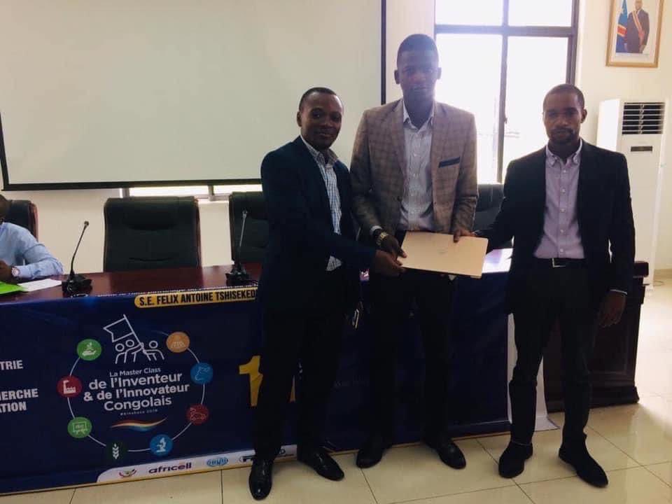 ZakMukendi's tweet photo. RDC- Technologie : Nous vous présentons « Leopad Nkita », le tout premier ordinateur congolais, œuvre de notre compatriote Reagen NGOTO et son équipe.
Toutes nos félicitations !
#IM https://t.co/GsnV86CIZX