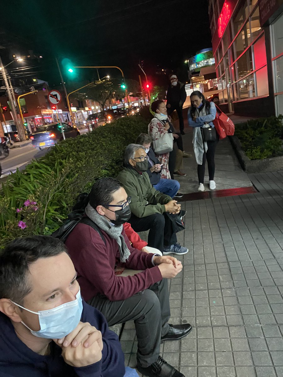 lapc08's tweet photo. Inaudito, los últimos veces del ha visto un incremento en las filassss para retirar medicina en @CruzVerdeCo  la fila es aprox 1 hora a fuera en el frío y 1 hora adentro, los de seguridad un trato terrible a los usuarios y no hay forma de colocar un reclamo. #calle140 #bogota https://t.co/n479CLw8cr