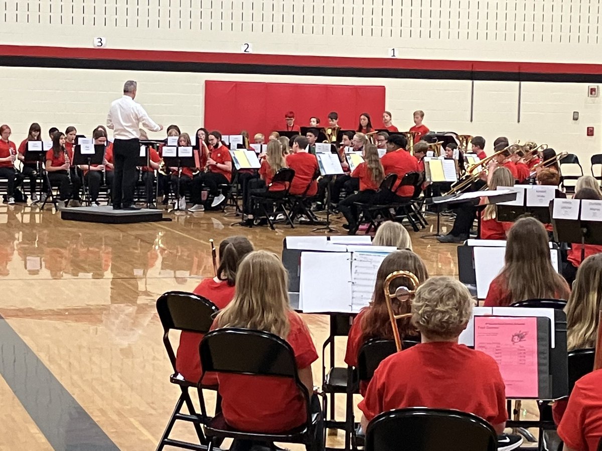 Lincoln_MCCSD's tweet photo. Awesome concerts this morning and tonight by our 5th and 6th grade bands and our 6th grade jazz bands! Kudos to our all of our students and their awesome conductors @bethfrenchick and @MCPercussionIA! https://t.co/oLoZfW8Sb1