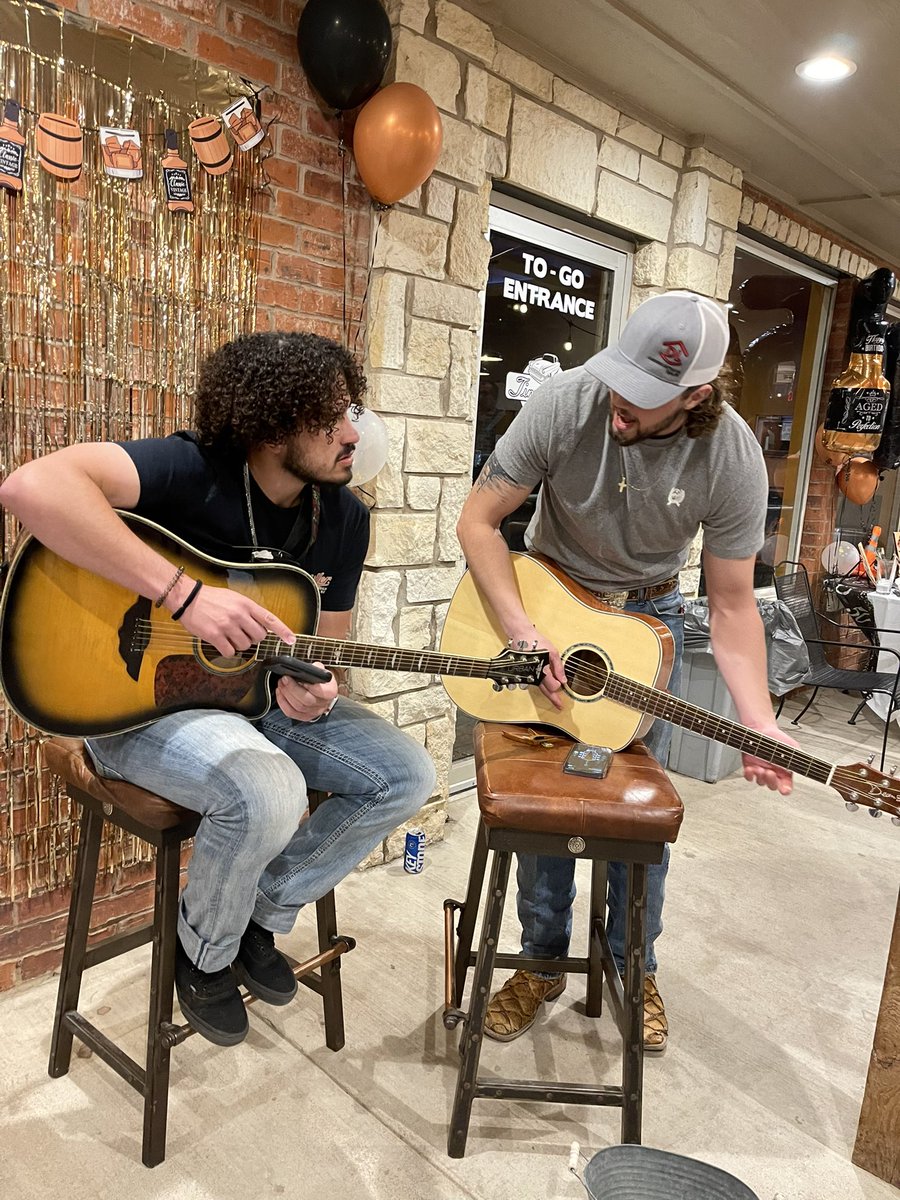 LandersDillan's tweet photo. Good times🤘🏽 https://t.co/gPBLdAEMtc