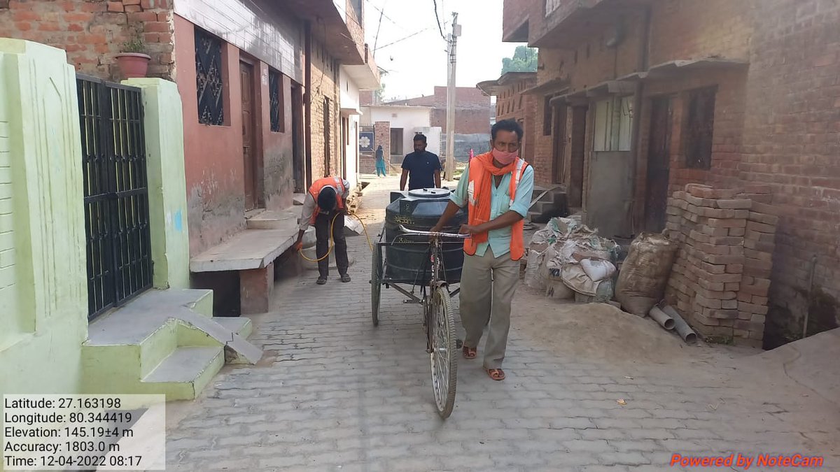sitapurlivenews's tweet photo. #Hardoi: शासन एवं जिलाधिकारी के निर्देश के क्रम में संचारी रोग नियंत्रण अभियान के अंतर्गत नगर पंचायत कछौना पटसेनी में ईओ रेणुका यादव द्वारा रोस्टर के अनुसार वार्ड संख्या 10 में एंटी लारवा का छिड़काव कराया गया । @RenukaSkumar2 @InfoDeptUP https://t.co/rZwQfnYClL